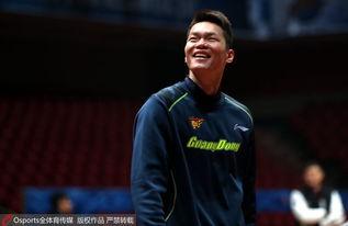 朱芳雨的生活照,篮球场外的温馨时光